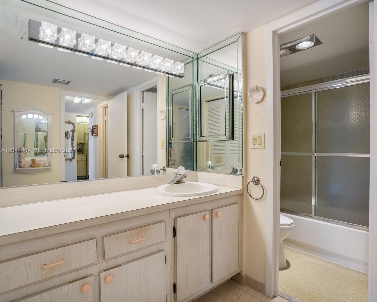 100 Bayview Dr , Unit 1620, Sunny Isles Beach, FL 33160 Photo