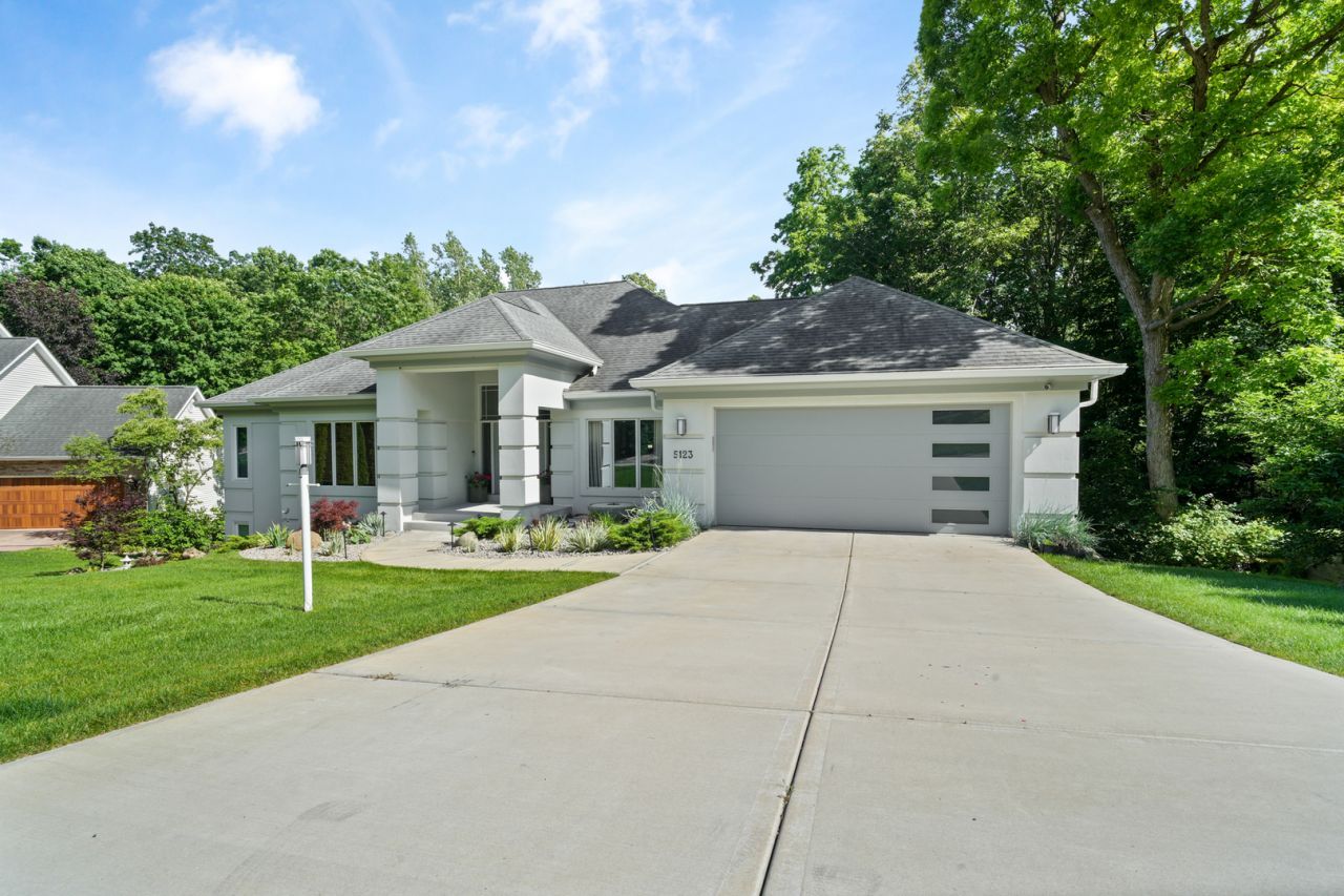 5123 Regents Park Road, Rockford, IL 61107 Main Photo