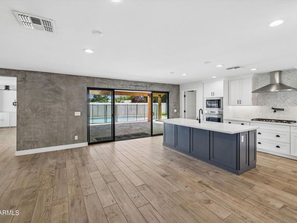 301 E ROYAL PALM Road, Phoenix, AZ 85020