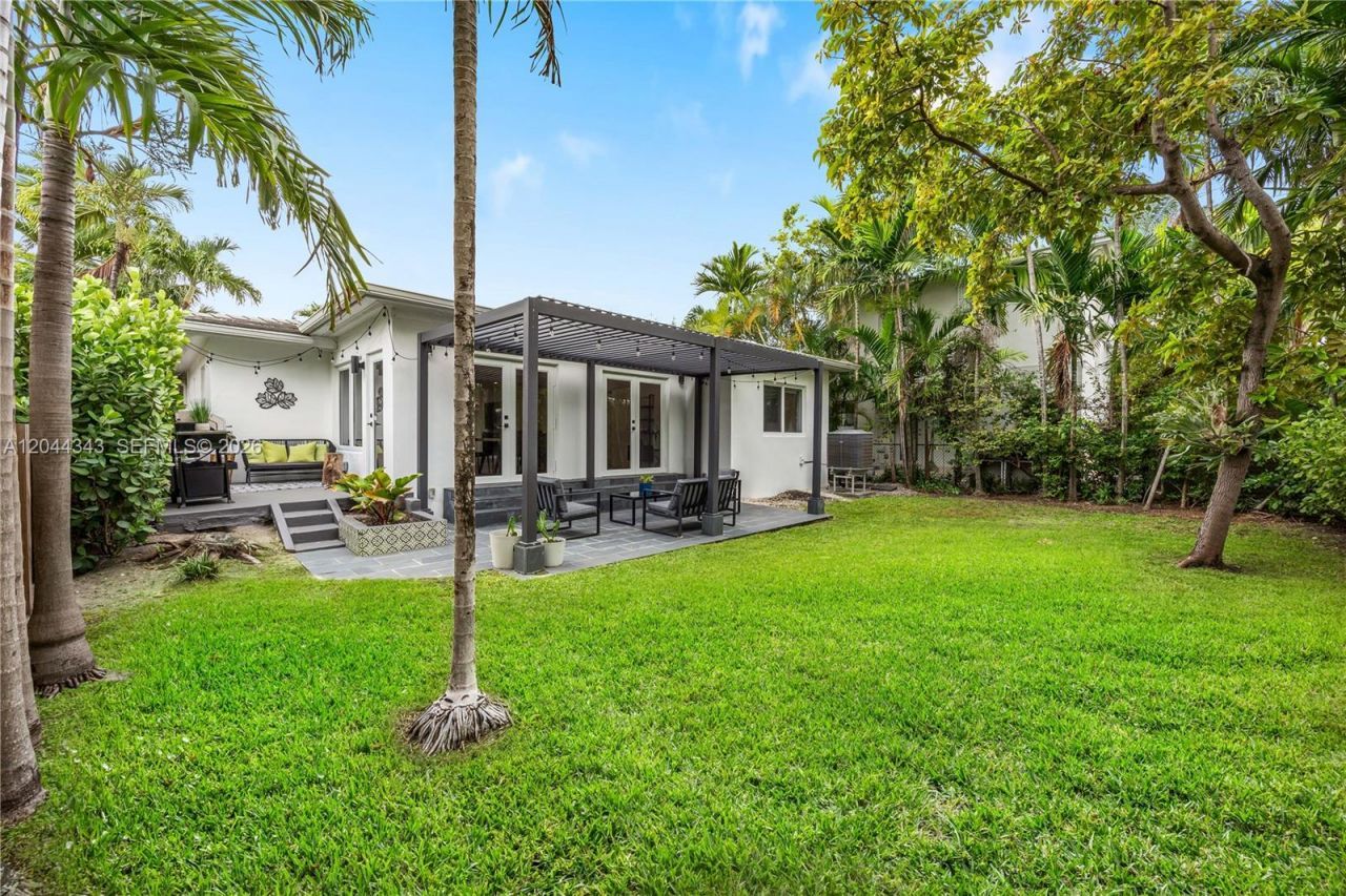 9008 Emerson Ave, Surfside, FL 33154 Photo