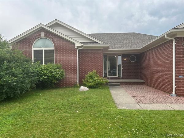 46129 Creekside Boulevard, Macomb Twp, MI 48044