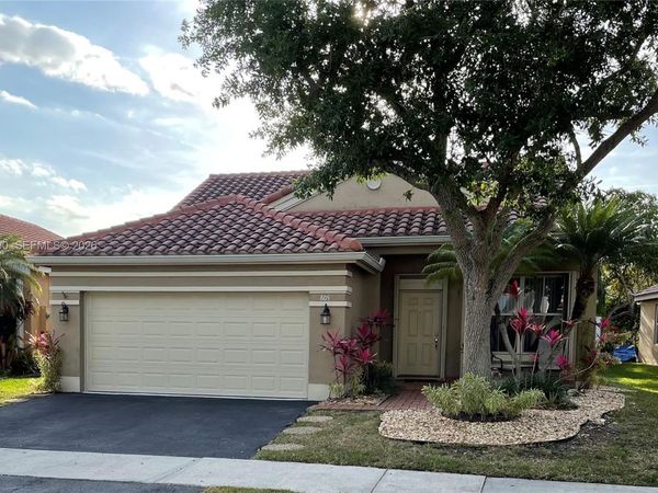 805 Falling Water Rd , Weston, FL 33326