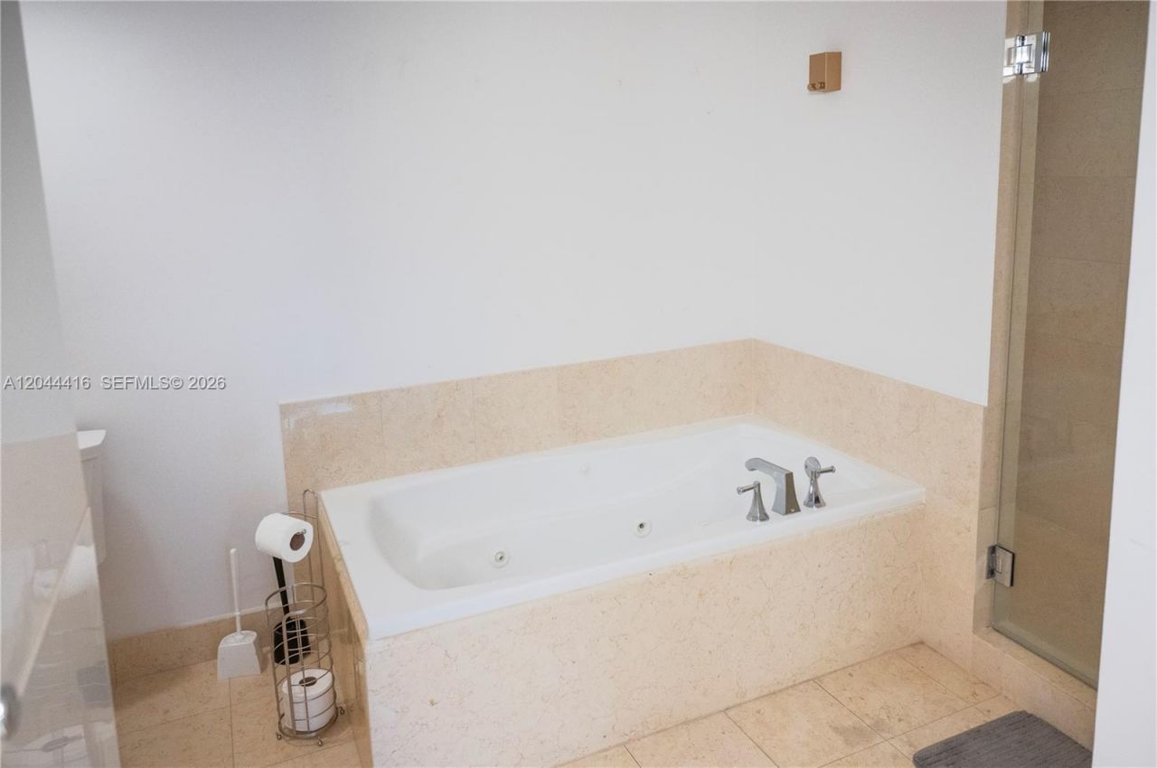 19900 E Country Club Dr , Unit 318, Aventura, FL 33180 Photo