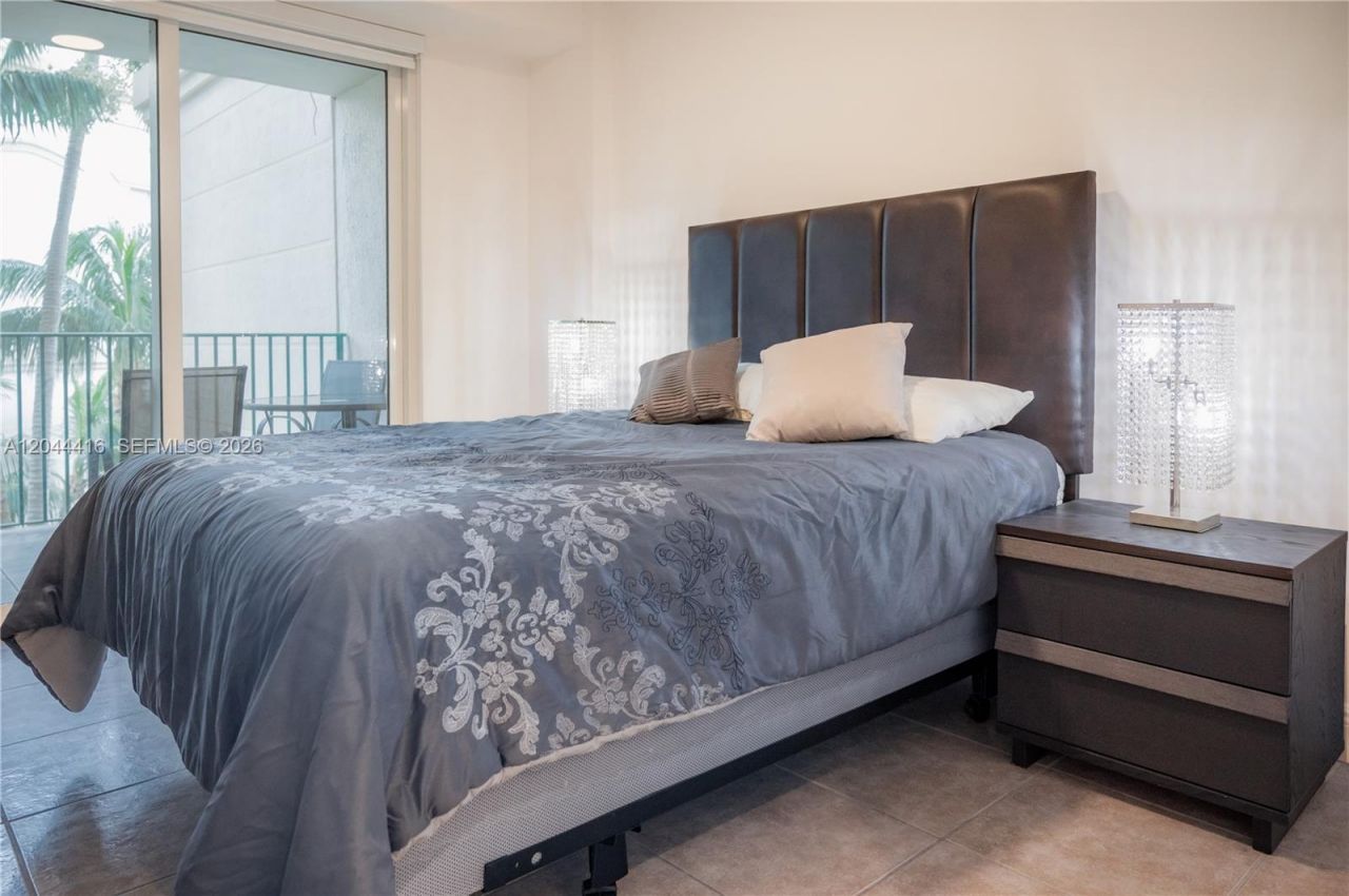 19900 E Country Club Dr , Unit 318, Aventura, FL 33180 Photo