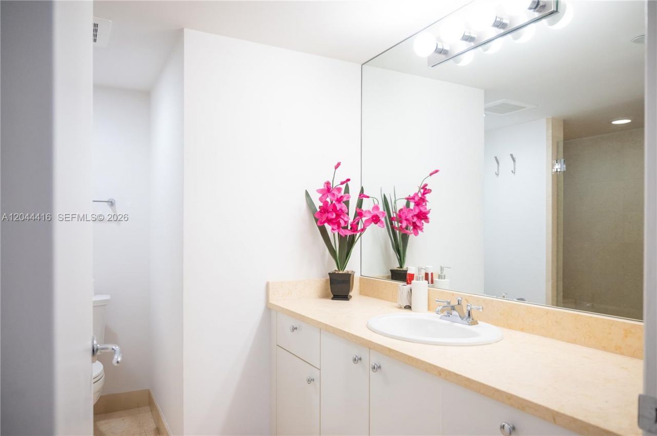 19900 E Country Club Dr , Unit 318, Aventura, FL 33180 Photo