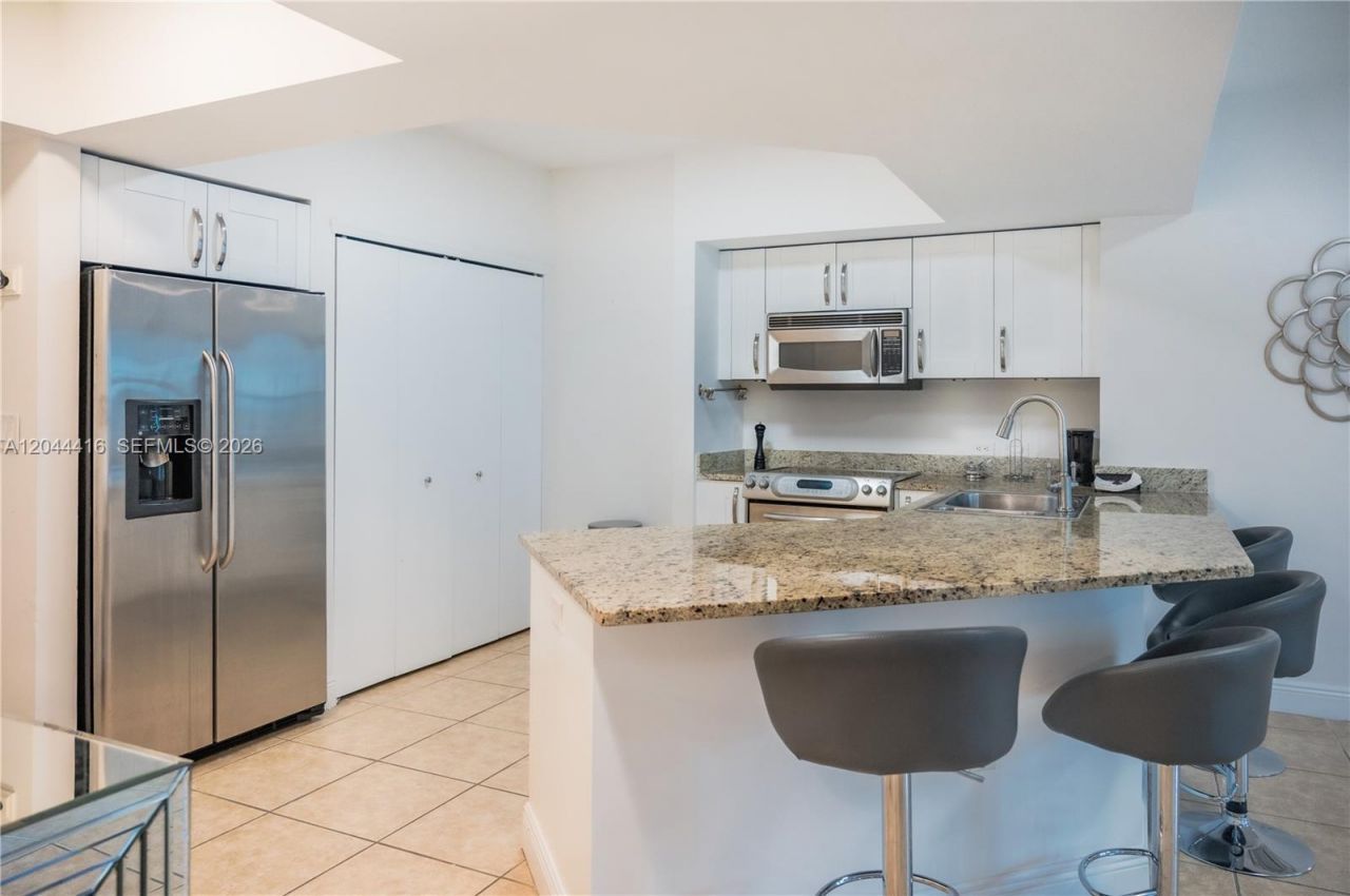 19900 E Country Club Dr , Unit 318, Aventura, FL 33180 Photo