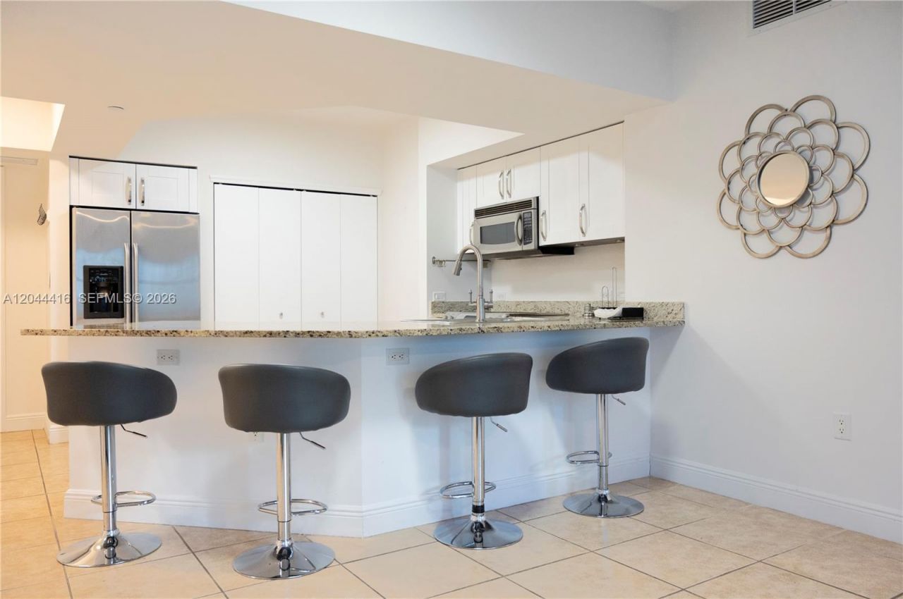 19900 E Country Club Dr , Unit 318, Aventura, FL 33180 Photo