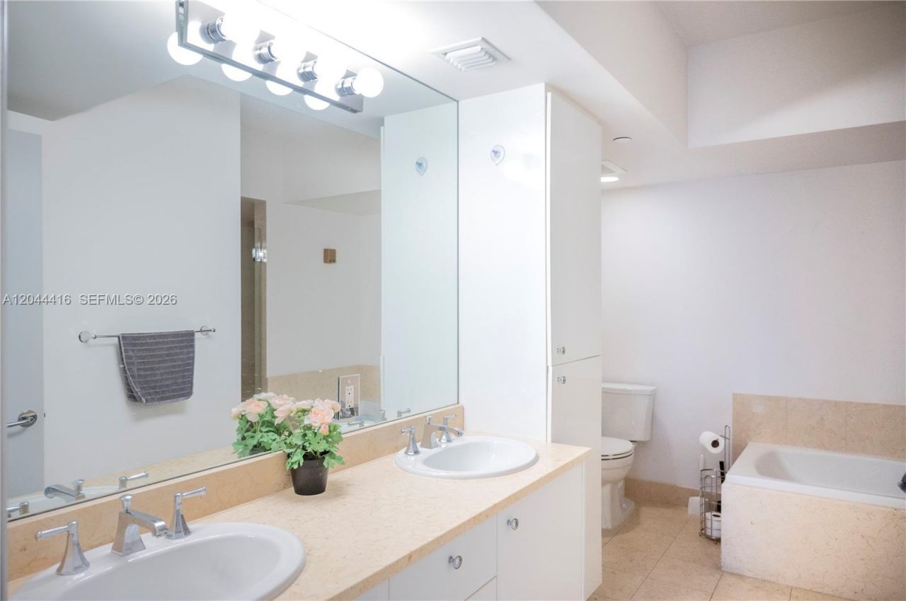 19900 E Country Club Dr , Unit 318, Aventura, FL 33180 Photo