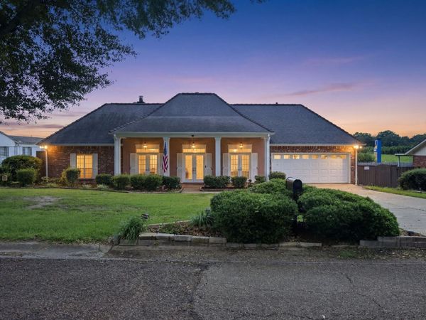 404 Oakbrook Cir, McComb, MS 39648
