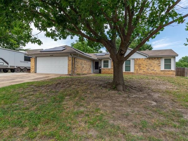 6700 Sunnybank Drive , Fort Worth, TX 76137
