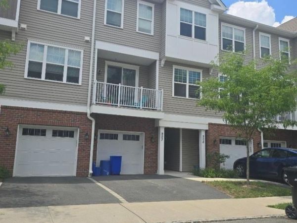 907 Greenland Sq, Highland Park, NJ 08904