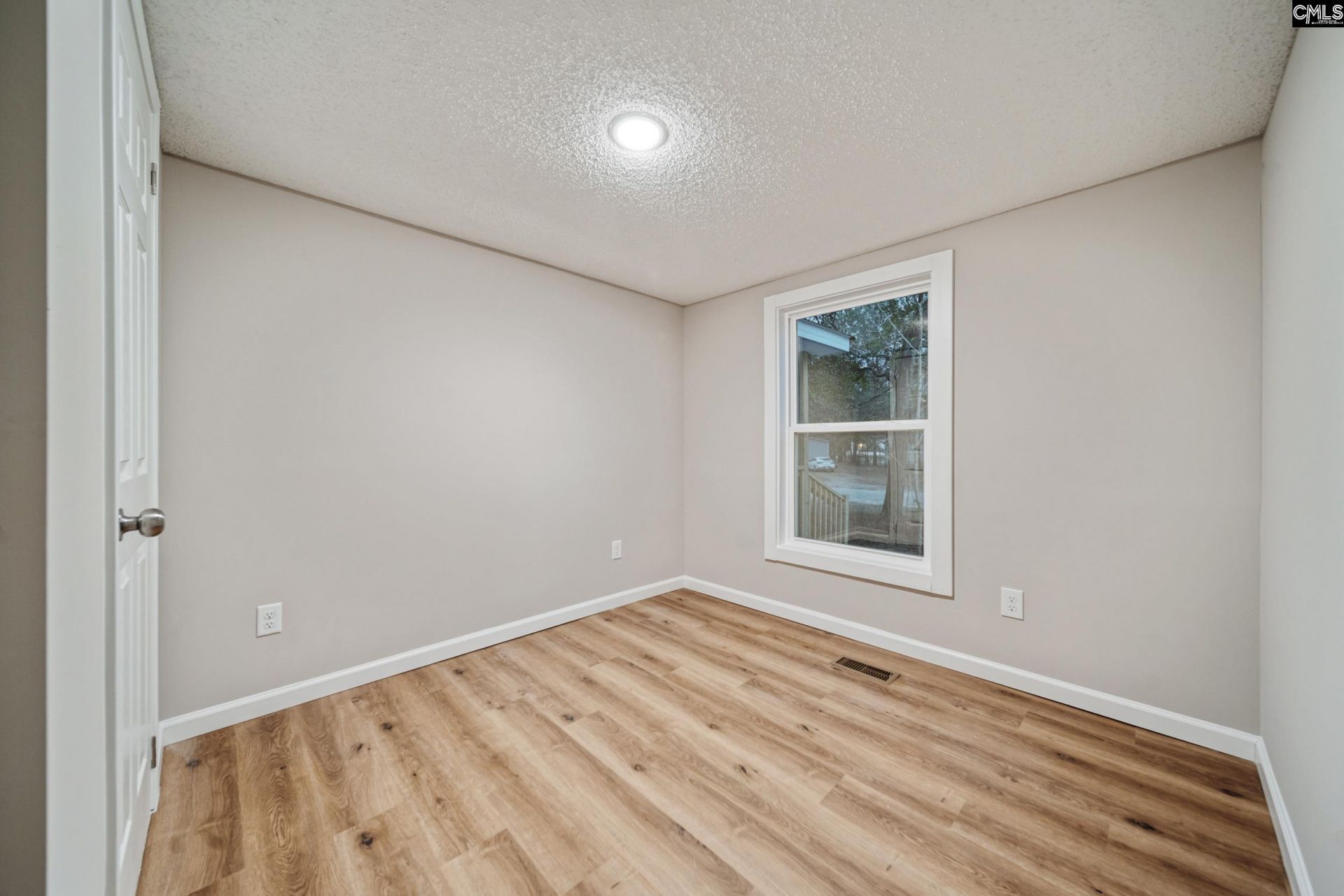 255 Tullah Drive  Photo 17