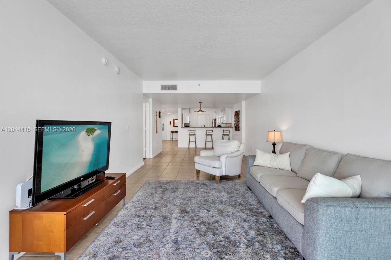 18100 N Bay Rd , Unit 304, Sunny Isles Beach, FL 33160 Photo