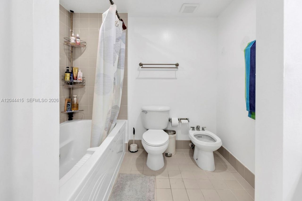 18100 N Bay Rd , Unit 304, Sunny Isles Beach, FL 33160 Photo