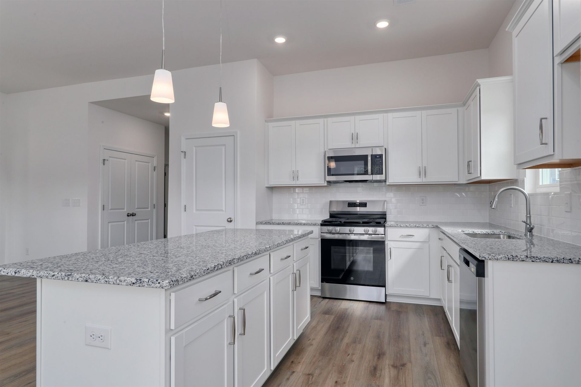 820 Wild Indigo Dr Photo 4