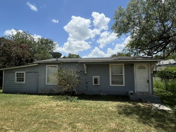 904 PINE ST, Floresville, TX 78114