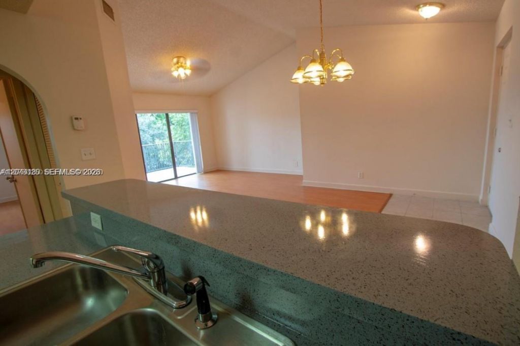 10105 W Sunrise Blvd , Unit 303, Plantation, FL 33322 Photo