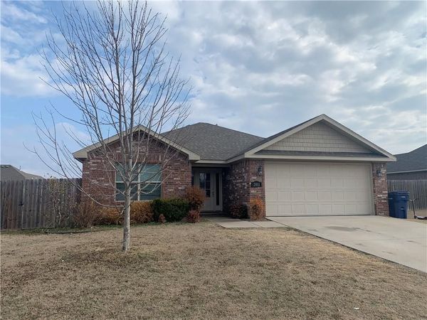 2011 N Carl Street , Siloam Springs, AR 72761