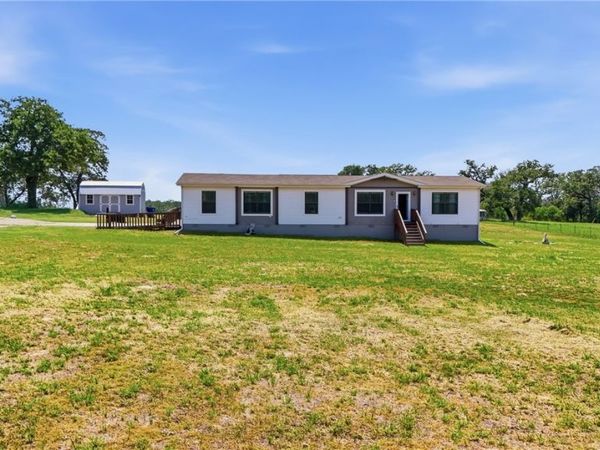 400 Lyon Road , Seguin, TX 78155