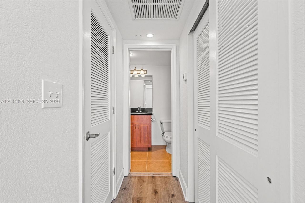 401 69th St, Unit 1012, Miami Beach, FL 33141 Photo