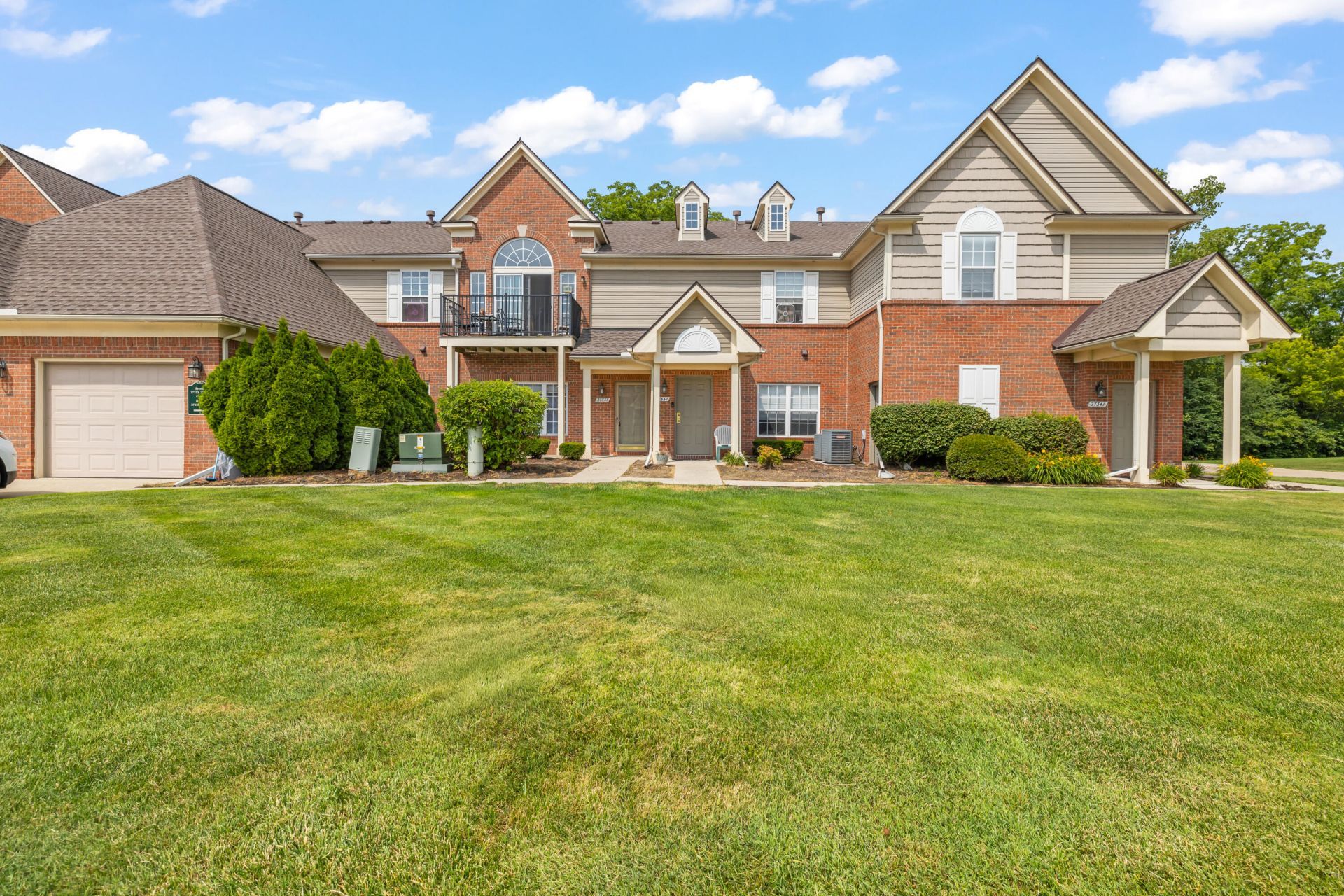 27333 Hidden Oaks Drive, Trenton, MI 48183 Main Photo