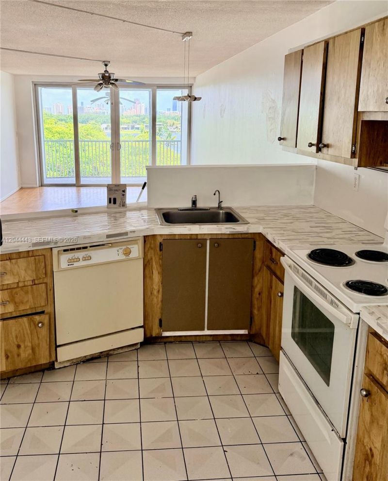 1780 NE 191st St, Unit 704-2, Miami, FL 33179 Photo