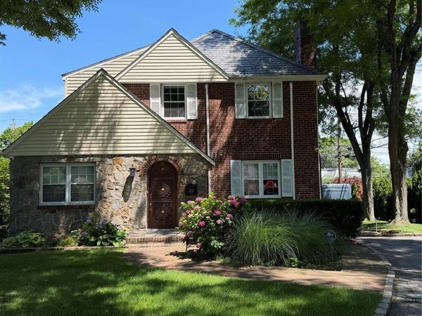27 Upland Road, Great Neck, NY 11020