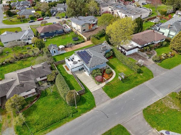 3960 Cherrilee Cres , Saanich, BC V8N 1R9