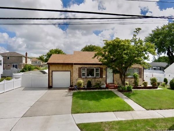452 N Monroe Avenue, Lindenhurst, NY 11757