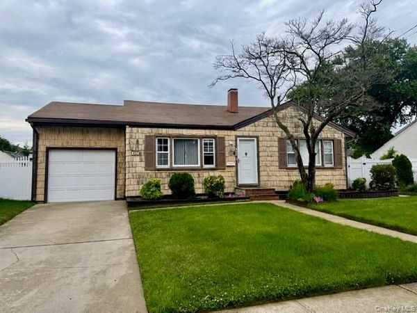 452 N Monroe Avenue, Lindenhurst, NY 11757