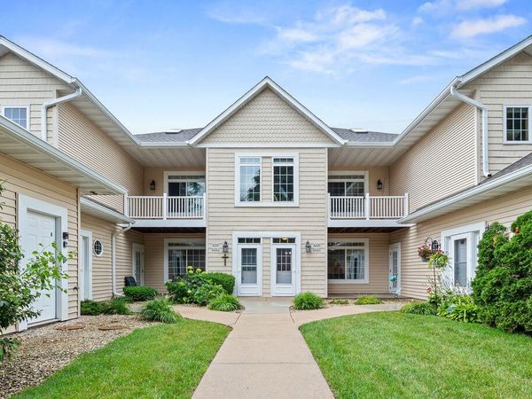 W398N5953 Autumn Woods Dr, Oconomowoc, WI 53066