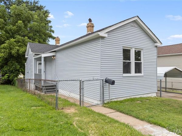 811 Regina Avenue , St Louis, MO 63125