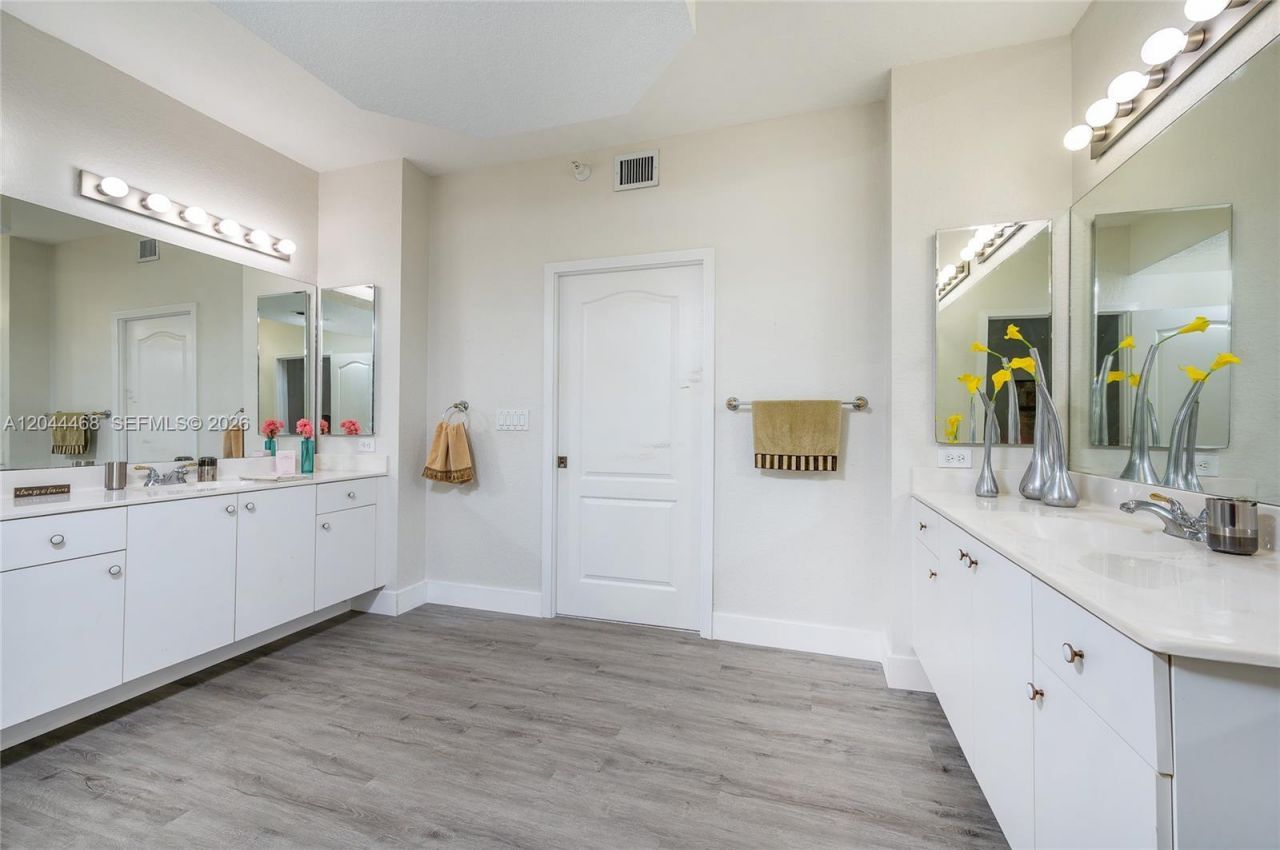 10700 NW 66th St , Unit 204, Doral, FL 33178 Photo
