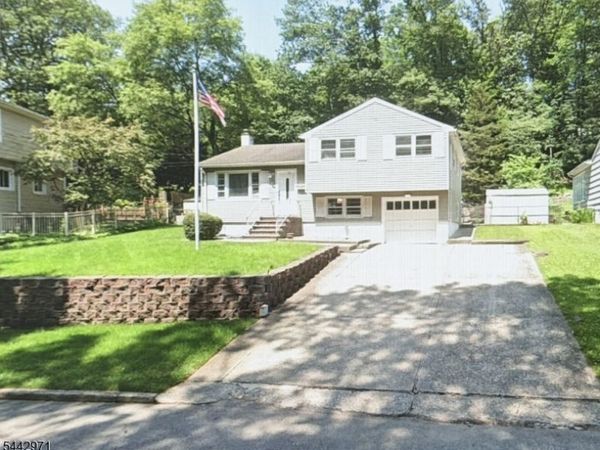 89 Knolls Rd, Bloomingdale, NJ 07403