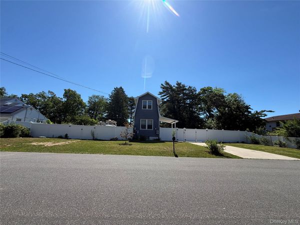 15 Saint Johns Place , West Babylon, NY 11704