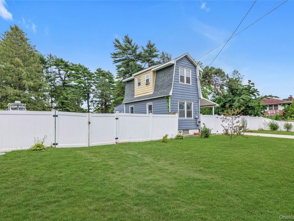 15 Saint Johns Place , West Babylon, NY 11704