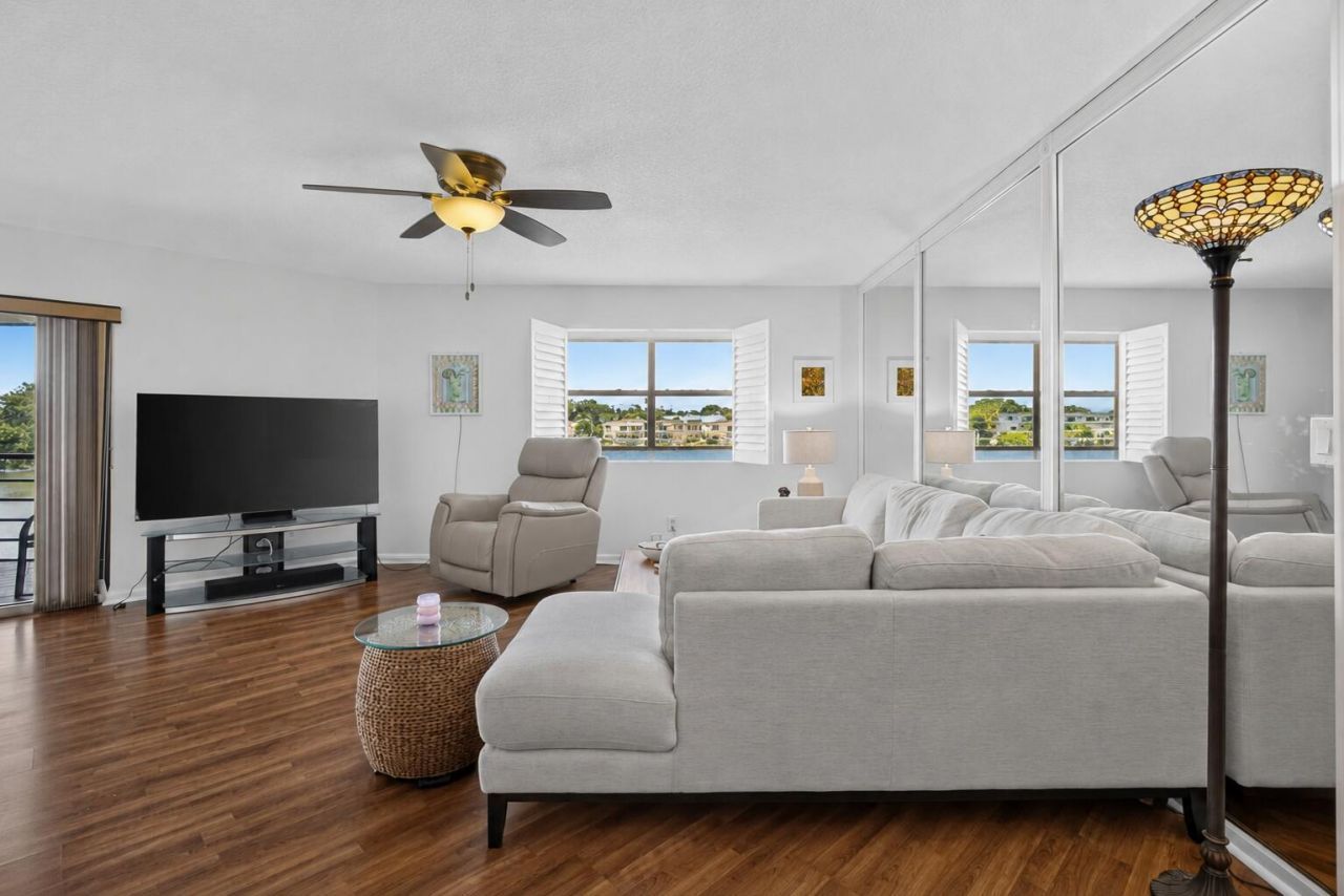 313 Lake Circle, Unit 316, North Palm Beach, FL 33408 Photo