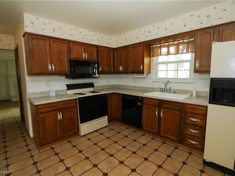 537 Howells Court, Eastlake, OH 44095 Photo 8