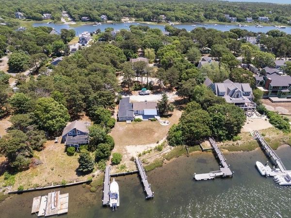 379 Monomoscoy Rd, Mashpee, MA 02649