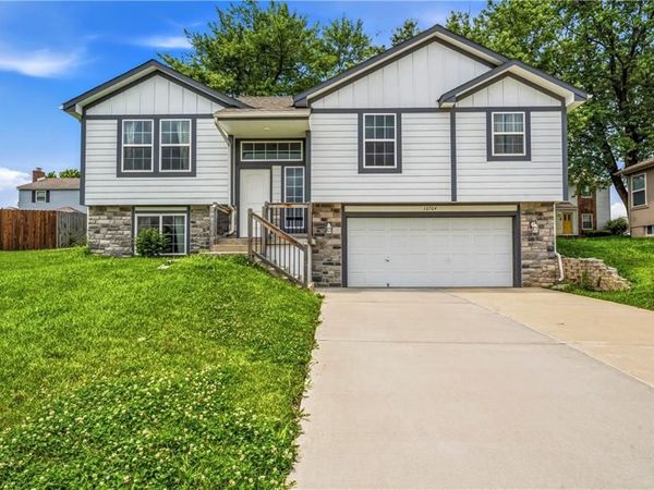 12704 Applewood Drive, Grandview, MO 64030