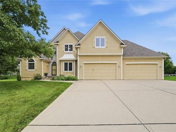 1019 SW Coachlight Court, Lee's Summit, MO 64081