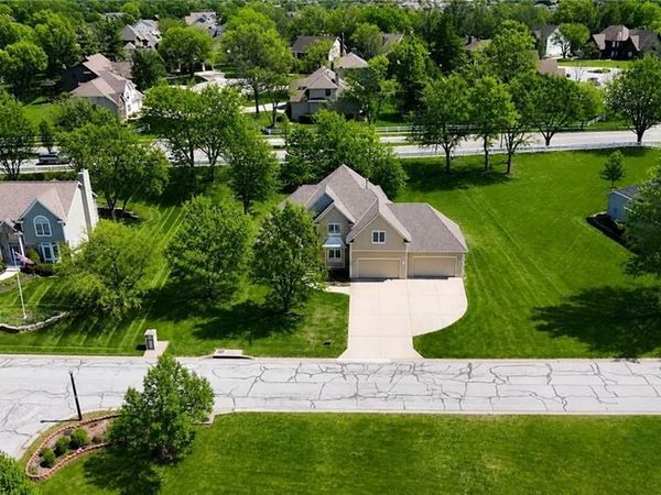 1019 SW Coachlight Court, Lee's Summit, MO 64081