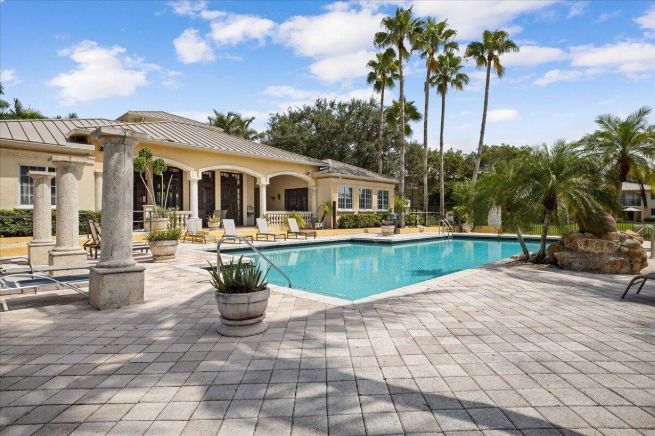 200 N Crestwood Court N, Unit 211, Royal Palm Beach, FL 33411 Photo