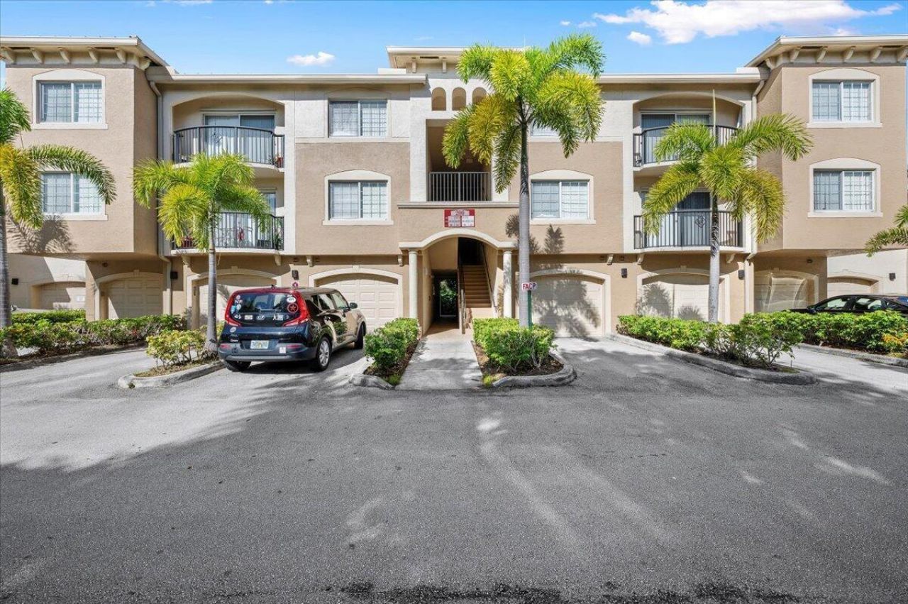 200 N Crestwood Court N, Unit 211, Royal Palm Beach, FL 33411 Photo