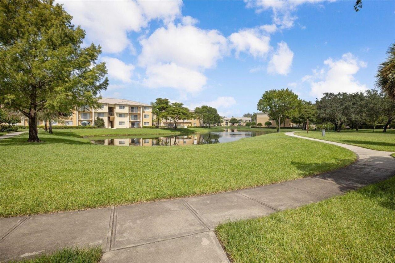 200 N Crestwood Court N, Unit 211, Royal Palm Beach, FL 33411 Photo