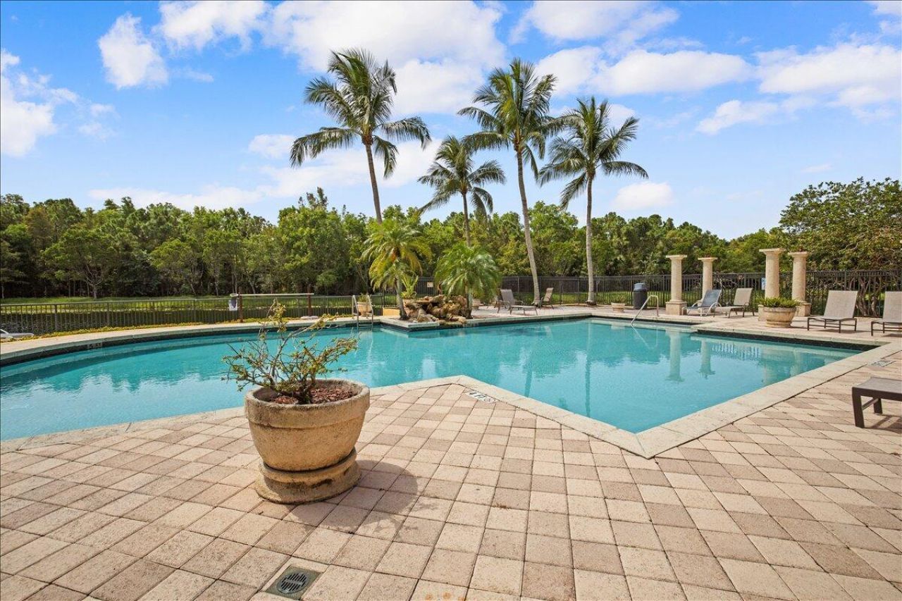 200 N Crestwood Court N, Unit 211, Royal Palm Beach, FL 33411 Photo