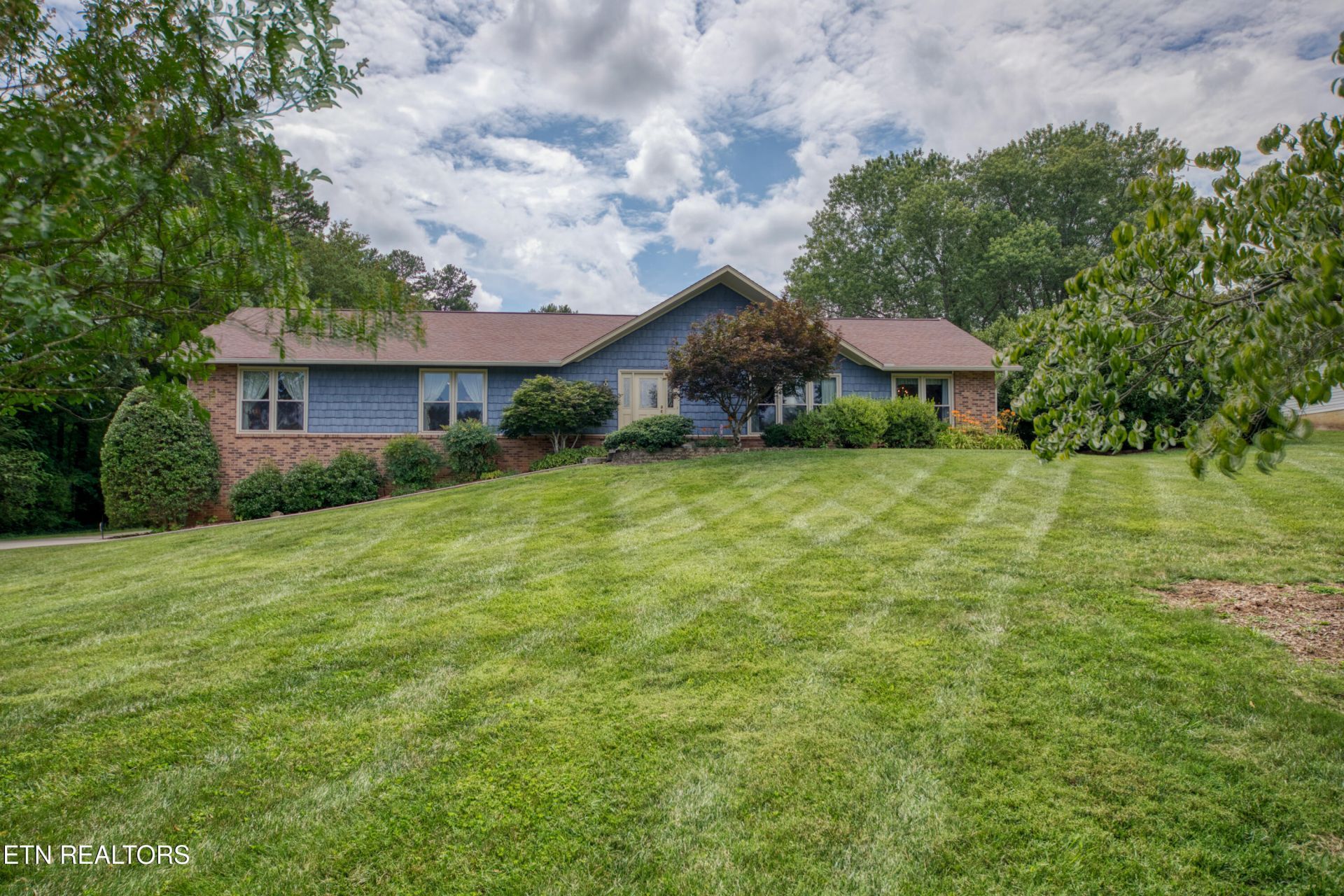 909 Woodsmoke Circle, Knoxville, TN 37934 Main Photo