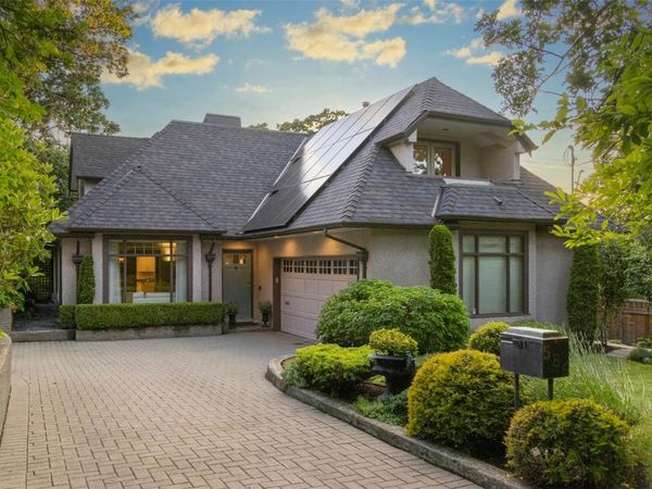 586 Island Rd , Oak Bay, BC V8S 2T6