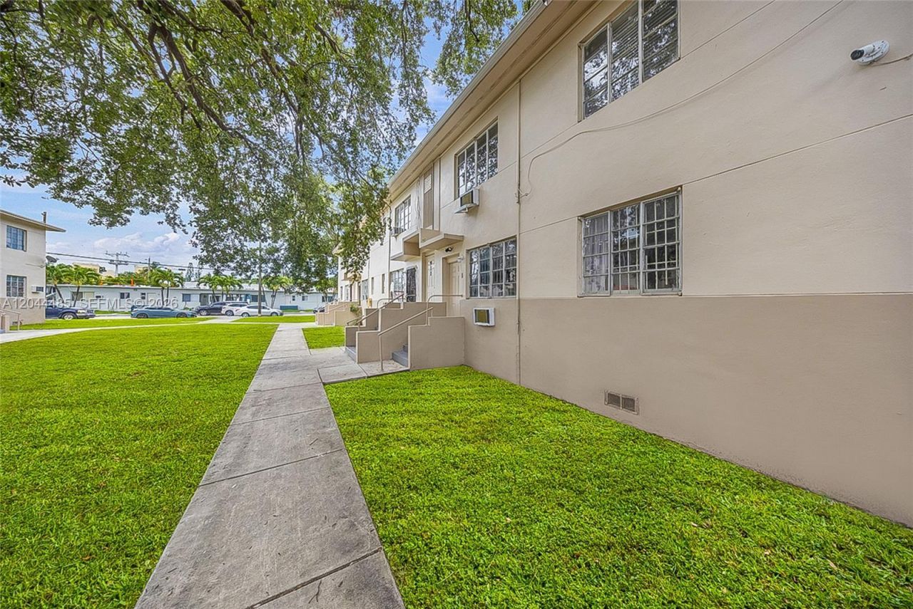 931 SW 3rd St , Miami, FL 33130 Photo