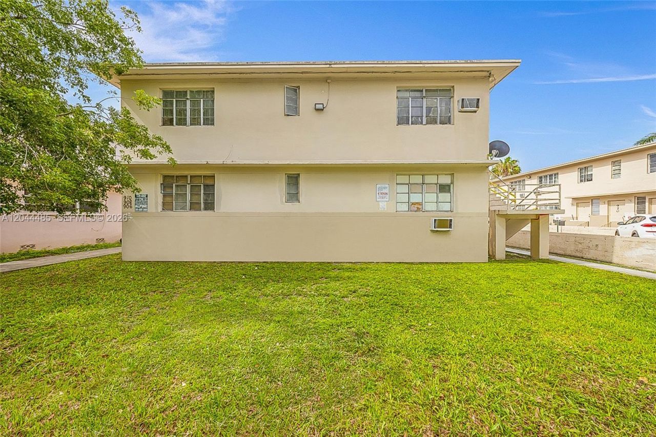 931 SW 3rd St , Miami, FL 33130 Photo